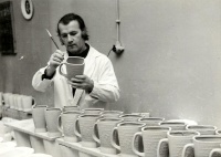 Kufel Barburka 1974 | Adam Sadulski przy kuflach okolicznościowych przeznaczonych na Barbórkę 1974 dla kombinatu górniczo-hutniczego w Lubiniu.
