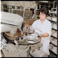Produkcja talerzy w Mirostowickich Zakładach Ceramicznych - koloryzowane