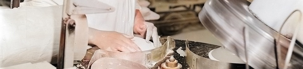 Produkcja talerzy w Mirostowickich Zakładach Ceramicznych